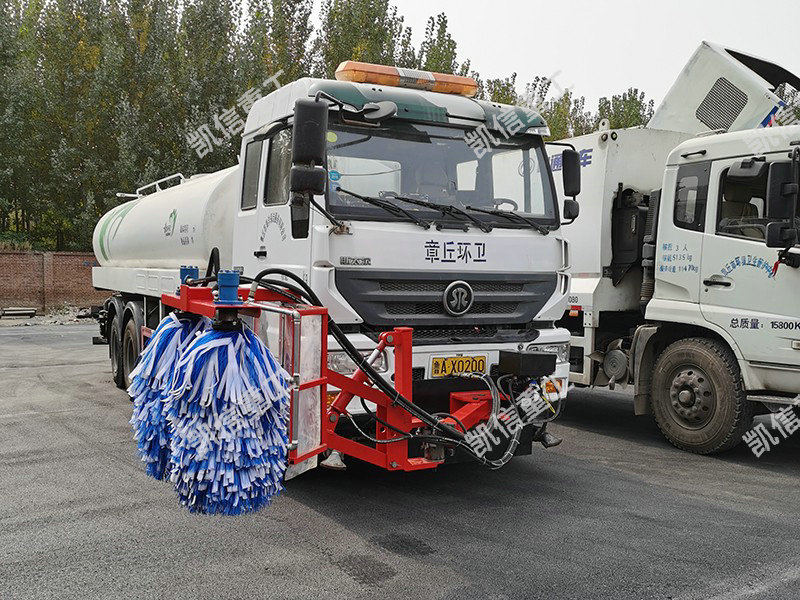 高速护栏清洗车