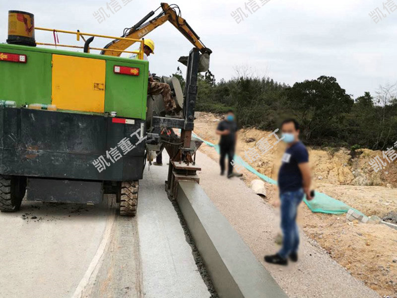 路肩石滑(huá)模機