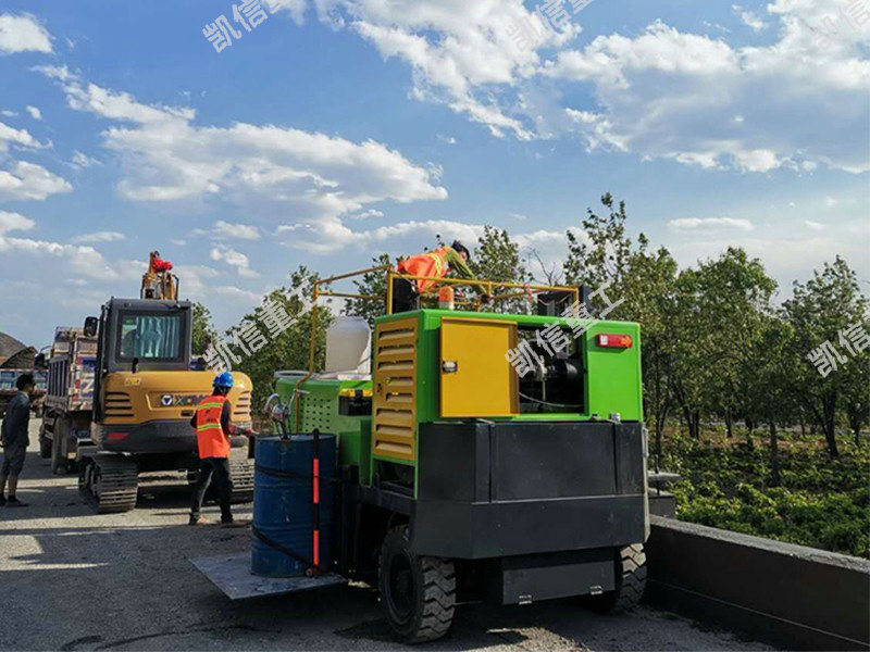 混凝（níng）土邊坡滑（huá）模成型（xíng）機