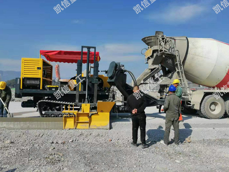 公路（lù）一（yī）次成（chéng）型路邊石滑模機
