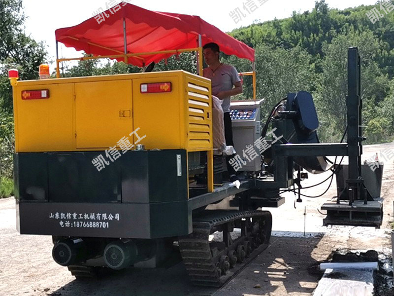 現澆混凝土（tǔ）路（lù）肩石滑模成型機