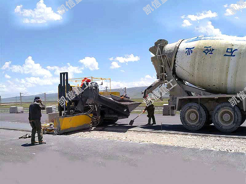 現澆成（chéng）型中（zhōng）分帶路麵滑模（mó）機