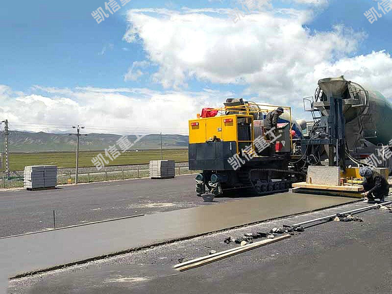 現澆成型中分帶路麵滑模機