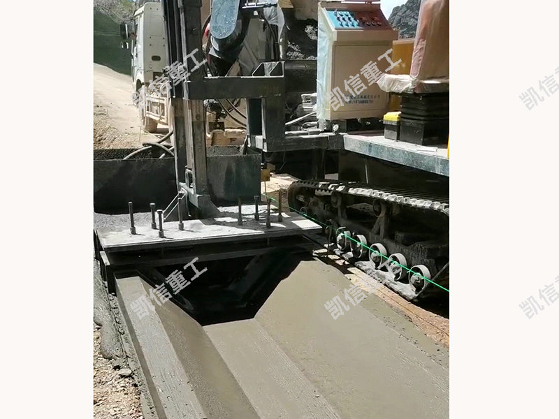 履帶式滑膜（mó）機