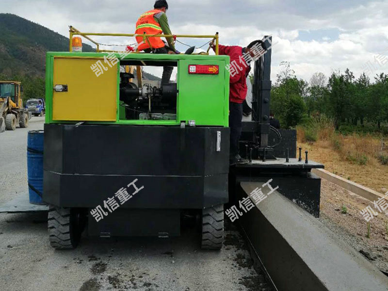 排（pái）水溝滑膜機