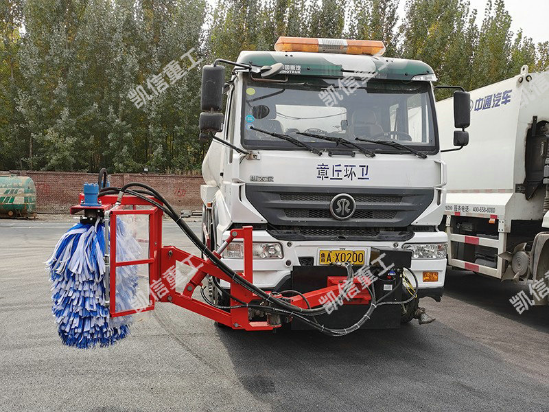 公路(lù)護欄清洗(xǐ)機