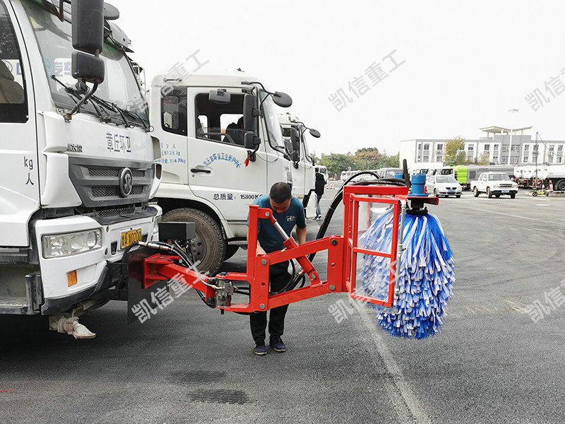 公路護欄清(qīng)洗機