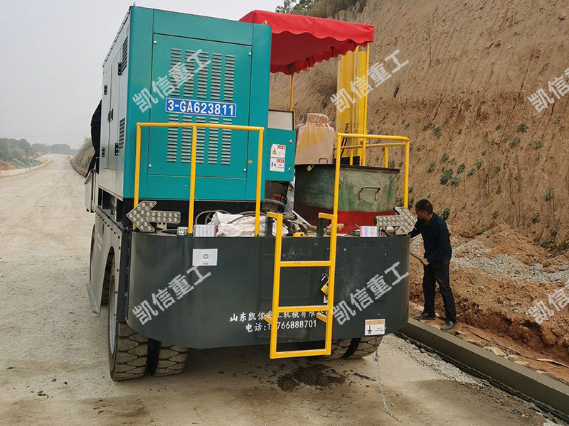 路緣（yuán）石滑（huá）膜機