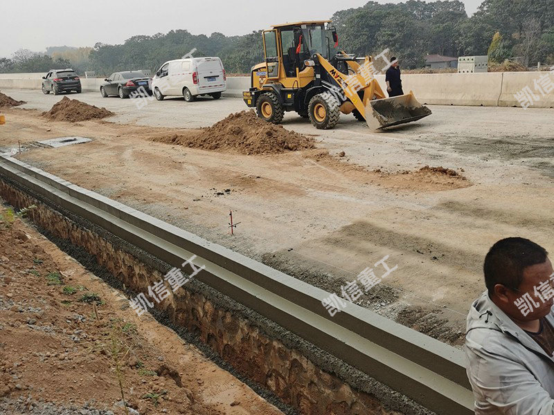 路（lù）緣石滑膜機