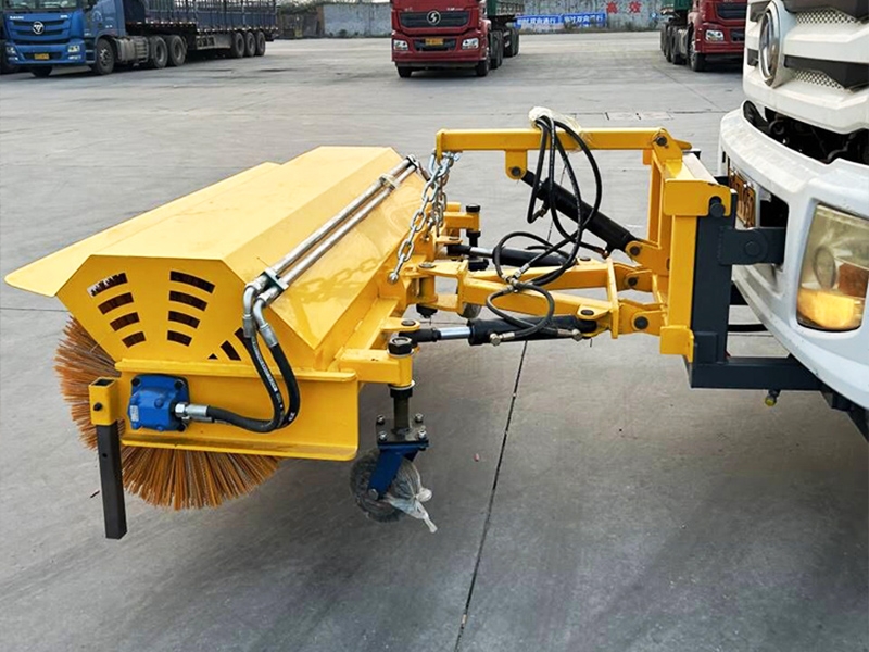 內蒙古高速，上線草莓视频ios掃雪滾和推雪鏟，大大提高除（chú）雪效率